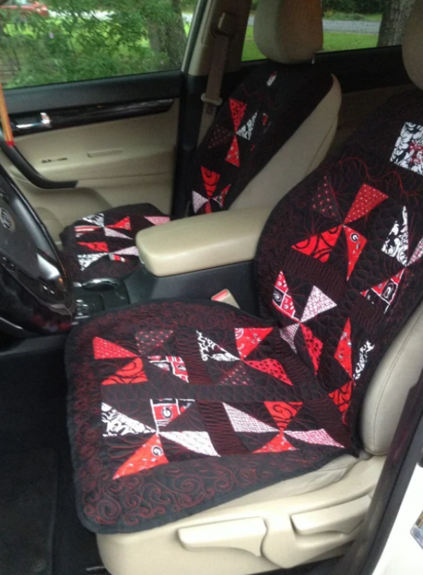 Jok mobil dengan pola quilting